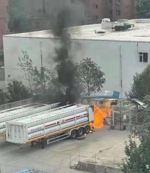 氢气罐车爆燃