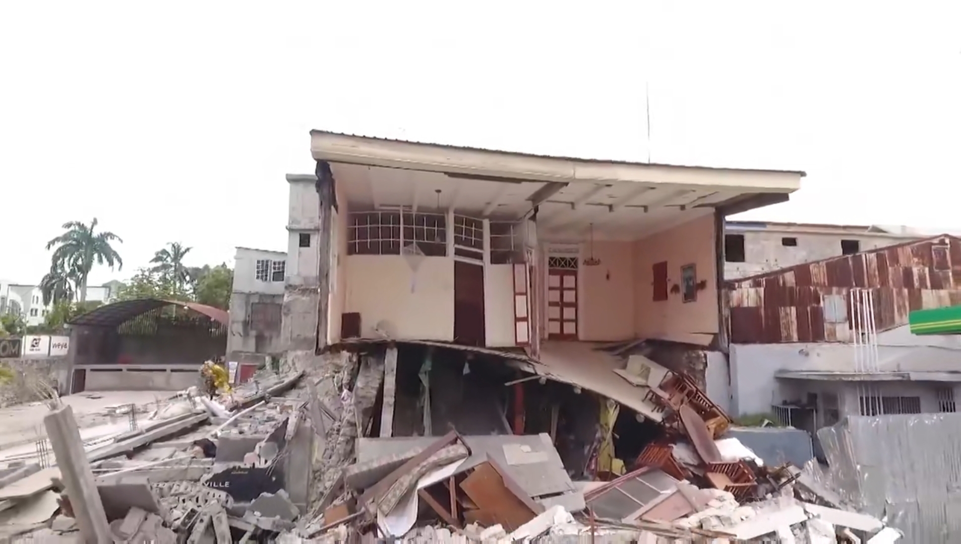 海地地震已致304人死亡 ：幸存者废墟中相拥而泣 国家进入紧急状态_新浪新闻