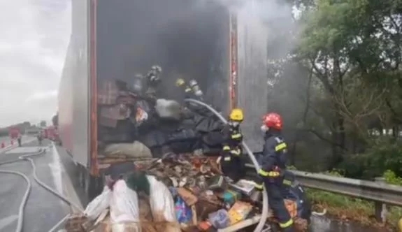 货车起火.webp 货车起火.webp