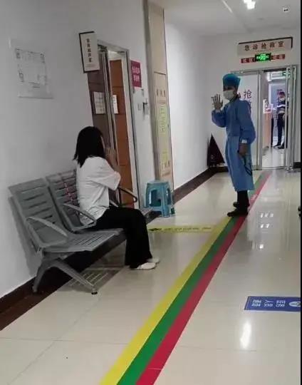 三岁女童被锁车内