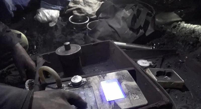 老鹰山煤矿防突工在使用专业设备检验样煤 老鹰山煤矿防突工在使用专业设备检验样煤