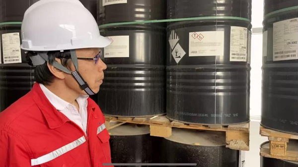 工作组专家刘啸武在新疆邦德生物科技有限公司检查危废仓库。