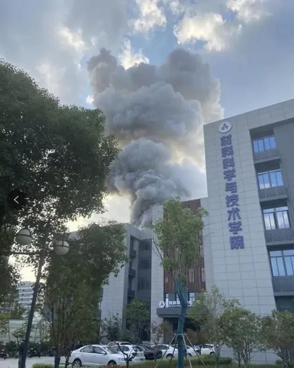 实验室发生爆燃现场