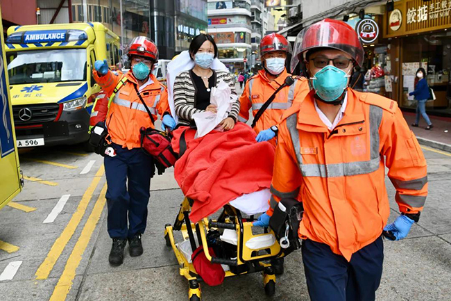 感到不适的市民被送上救护车