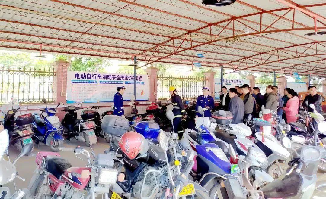 消防员为群众讲解户外电动自行车充电场所的注意事项