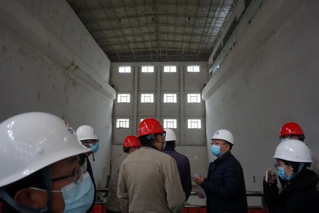 督导检查组向凤凰谷水电站相关负责人了解情况