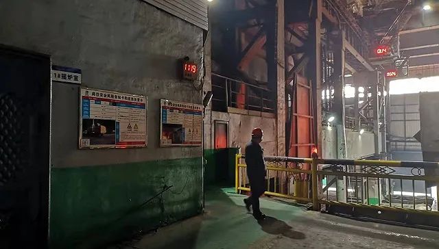 吊运铁水路线经过的主控室